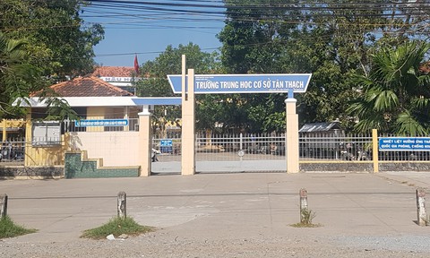 Nam sinh lớp 8 bóp cổ cô giáo đã đi học lại - Ảnh 1. Nam sinh lớp 8 bóp cổ cô giáo đã đi học lại - Ảnh 1.