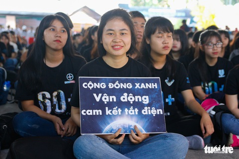 Đạp xe kêu gọi kết nối cộng đồng dịp 10 năm Giờ Trái đất - Ảnh 2. Đạp xe kêu gọi kết nối cộng đồng dịp 10 năm Giờ Trái đất - Ảnh 2.