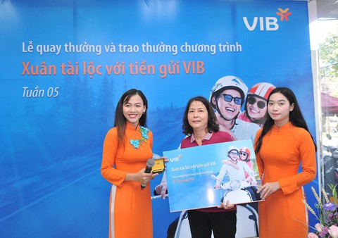 Gần 600 khách hàng trúng vàng khi gửi tiết kiệm tại VIB - Ảnh 2. Gần 600 khách hàng trúng vàng khi gửi tiết kiệm tại VIB - Ảnh 2.