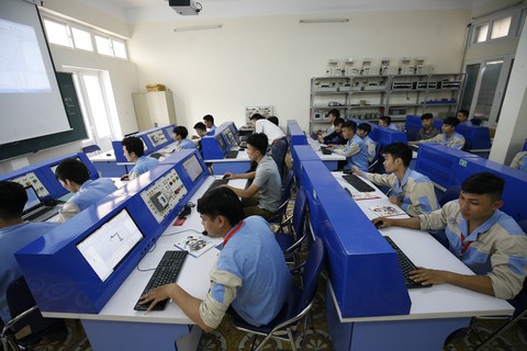 Sinh viên không đạt lương khởi điểm, trường trả lại học phí - Ảnh 1. Sinh viên không đạt lương khởi điểm, trường trả lại học phí - Ảnh 1.