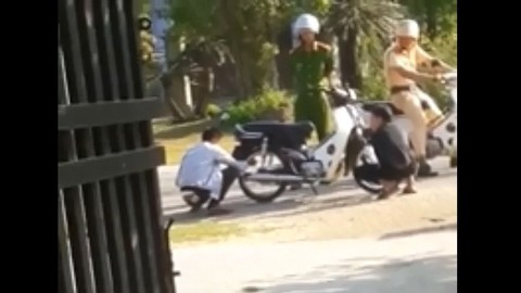 Luật nào quy định CSGT xì bánh xe của người vi phạm? - Ảnh 2. Luật nào quy định CSGT xì bánh xe của người vi phạm? - Ảnh 2.