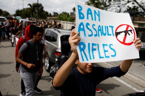 NRA kiện bang Florida vì ra luật nâng tuổi mua súng - Ảnh 1. NRA kiện bang Florida vì ra luật nâng tuổi mua súng - Ảnh 1.