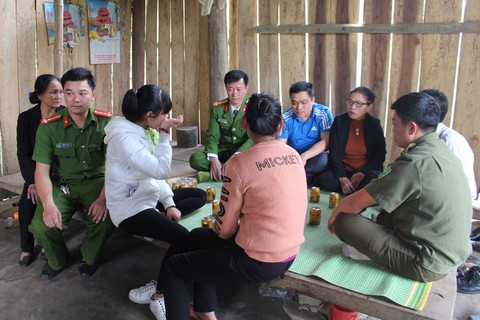 Một phụ nữ bị bán sang Trung Quốc làm vợ được giải cứu - Ảnh 1. Một phụ nữ bị bán sang Trung Quốc làm vợ được giải cứu - Ảnh 1.