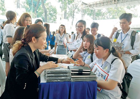 Giới thiệu việc làm, giúp người lao động không bị cò lừa - Ảnh 1. Giới thiệu việc làm, giúp người lao động không bị cò lừa - Ảnh 1.
