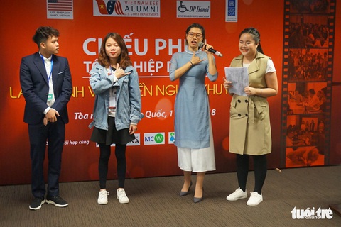 Anh nông dân lưng gù đoạt giải nhất phim dành cho người khuyết tật - Ảnh 2. Anh nông dân lưng gù đoạt giải nhất phim dành cho người khuyết tật - Ảnh 2.