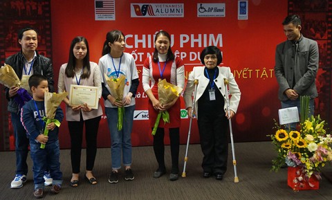 Anh nông dân lưng gù đoạt giải nhất phim dành cho người khuyết tật - Ảnh 1. Anh nông dân lưng gù đoạt giải nhất phim dành cho người khuyết tật - Ảnh 1.