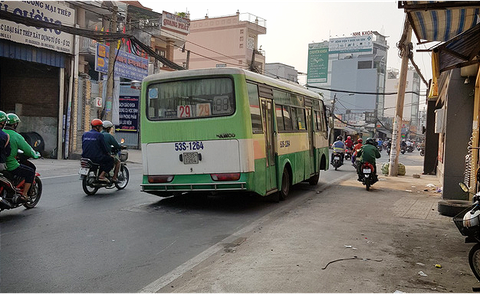 Xe buýt đang chạy rớt bánh, hành khách hoảng loạn - Ảnh 1. Xe buýt đang chạy rớt bánh, hành khách hoảng loạn - Ảnh 1.