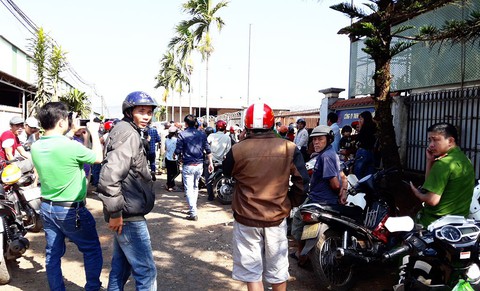 Dân khuân đồ đạc công ty và nhà giám đốc để xiết nợ - Ảnh 1. Dân khuân đồ đạc công ty và nhà giám đốc để xiết nợ - Ảnh 1.