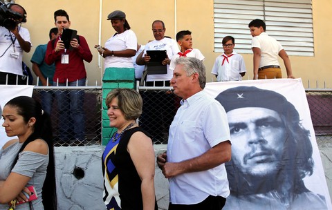 Ở Cuba, thiếu niên tiền phong giám sát thùng phiếu bầu cử - Ảnh 2. Ở Cuba, thiếu niên tiền phong giám sát thùng phiếu bầu cử - Ảnh 2.