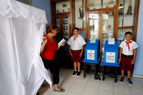 Ở Cuba, thiếu niên tiền phong giám sát thùng phiếu bầu cử - Ảnh 1. Ở Cuba, thiếu niên tiền phong giám sát thùng phiếu bầu cử - Ảnh 1.