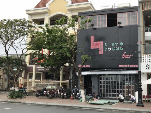 Phóng viên báo Giao thông tố quán bar hành hung, giam lỏng 2 tiếng - Ảnh 2. Phóng viên báo Giao thông tố quán bar hành hung, giam lỏng 2 tiếng - Ảnh 2.