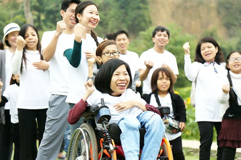 Cô gái mắc chứng teo tủy sống dạy nghề miễn phí cho người khuyết tật - Ảnh 1. Cô gái mắc chứng teo tủy sống dạy nghề miễn phí cho người khuyết tật - Ảnh 1.