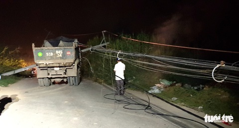 Xe ben chạy vào đường cấm ở Nhà Bè, kéo ngã nhiều trụ điện - Ảnh 2. Xe ben chạy vào đường cấm ở Nhà Bè, kéo ngã nhiều trụ điện - Ảnh 2.
