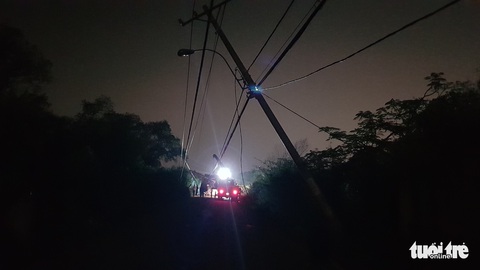 Xe ben chạy vào đường cấm ở Nhà Bè, kéo ngã nhiều trụ điện - Ảnh 4. Xe ben chạy vào đường cấm ở Nhà Bè, kéo ngã nhiều trụ điện - Ảnh 4.