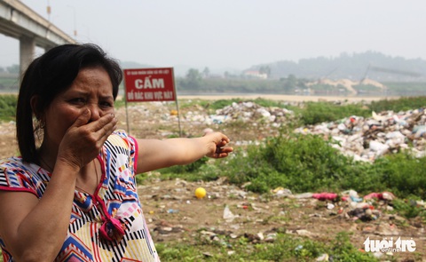 Bãi bồi sông Lam ngập rác, dân kêu trời vì ruồi - Ảnh 3. Bãi bồi sông Lam ngập rác, dân kêu trời vì ruồi - Ảnh 3.