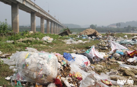 Bãi bồi sông Lam ngập rác, dân kêu trời vì ruồi - Ảnh 1. Bãi bồi sông Lam ngập rác, dân kêu trời vì ruồi - Ảnh 1.