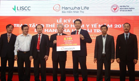 Hanwha Life Việt Nam trao 8.149 thẻ BHYT cho người nghèo - Ảnh 2. Hanwha Life Việt Nam trao 8.149 thẻ BHYT cho người nghèo - Ảnh 2.