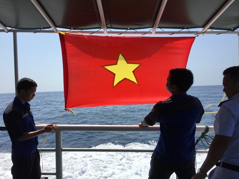 Tưởng niệm Gạc Ma trên biển Hoàng Sa - Ảnh 2. Tưởng niệm Gạc Ma trên biển Hoàng Sa - Ảnh 2.
