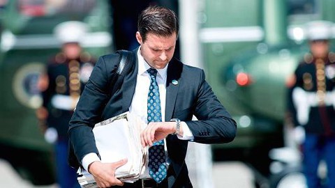 Sau Ngoại trưởng, ông Trump sa thải tiếp trợ lý riêng - Ảnh 1. Sau Ngoại trưởng, ông Trump sa thải tiếp trợ lý riêng - Ảnh 1.