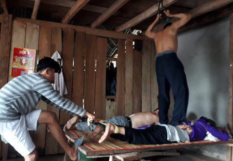 Chữa thoát vị đĩa đệm bằng cách dậm lưng, kéo chân bệnh nhân - Ảnh 3. Chữa thoát vị đĩa đệm bằng cách dậm lưng, kéo chân bệnh nhân - Ảnh 3.