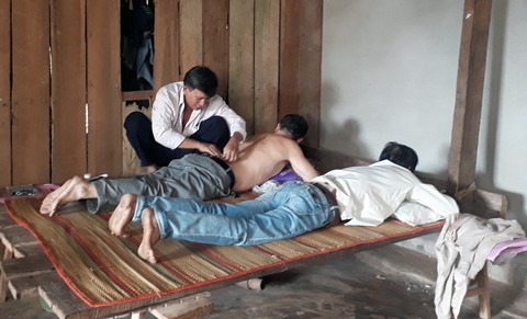 Chữa thoát vị đĩa đệm bằng cách dậm lưng, kéo chân bệnh nhân - Ảnh 2. Chữa thoát vị đĩa đệm bằng cách dậm lưng, kéo chân bệnh nhân - Ảnh 2.