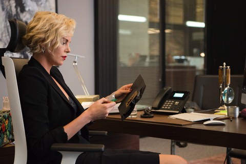 Charlize Theron hấp dẫn chết người trong phim hài Gringo - Ảnh 7. Charlize Theron hấp dẫn chết người trong phim hài Gringo - Ảnh 7.