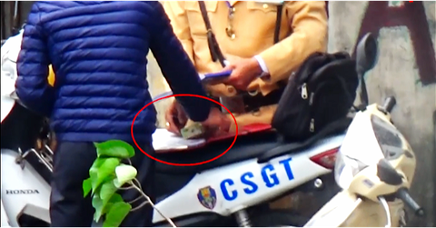 Chủ tịch Hà Nội yêu cầu kiểm tra vụ clip CSGT nghi mãi lộ - Ảnh 1. Chủ tịch Hà Nội yêu cầu kiểm tra vụ clip CSGT nghi mãi lộ - Ảnh 1.