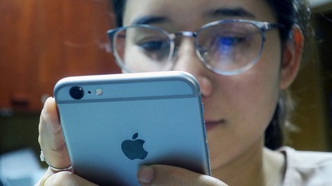 Vẫn hoãn thụ lý vụ kiện Apple làm chậm iPhone - Ảnh 1. Vẫn hoãn thụ lý vụ kiện Apple làm chậm iPhone - Ảnh 1.