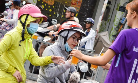Nắng nóng gay gắt, ăn uống ra sao? - Ảnh 1. Nắng nóng gay gắt, ăn uống ra sao? - Ảnh 1.
