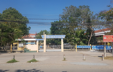 Đình chỉ 1 năm học nam sinh lớp 8 bóp cổ cô giáo - Ảnh 1. Đình chỉ 1 năm học nam sinh lớp 8 bóp cổ cô giáo - Ảnh 1.