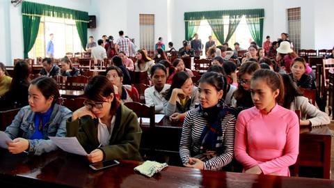 Điều tra vụ hàng trăm giáo viên dôi dư phải chạy hợp đồng - Ảnh 1. Điều tra vụ hàng trăm giáo viên dôi dư phải chạy hợp đồng - Ảnh 1.