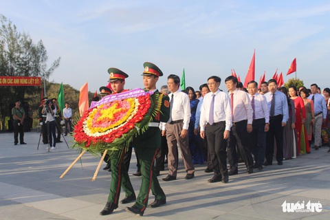 Lãnh đạo tỉnh Khánh Hòa và huyện Trường Sa tưởng niệm liệt sĩ Gạc Ma - Ảnh 2. Lãnh đạo tỉnh Khánh Hòa và huyện Trường Sa tưởng niệm liệt sĩ Gạc Ma - Ảnh 2.