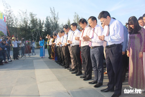 Lãnh đạo tỉnh Khánh Hòa và huyện Trường Sa tưởng niệm liệt sĩ Gạc Ma - Ảnh 3. Lãnh đạo tỉnh Khánh Hòa và huyện Trường Sa tưởng niệm liệt sĩ Gạc Ma - Ảnh 3.