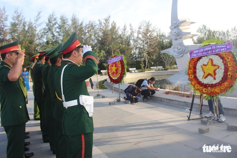Lãnh đạo tỉnh Khánh Hòa và huyện Trường Sa tưởng niệm liệt sĩ Gạc Ma - Ảnh 7. Lãnh đạo tỉnh Khánh Hòa và huyện Trường Sa tưởng niệm liệt sĩ Gạc Ma - Ảnh 7.