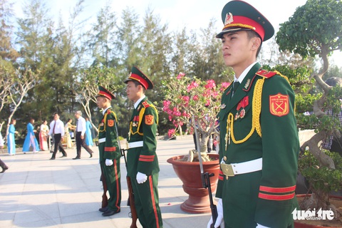Lãnh đạo tỉnh Khánh Hòa và huyện Trường Sa tưởng niệm liệt sĩ Gạc Ma - Ảnh 9. Lãnh đạo tỉnh Khánh Hòa và huyện Trường Sa tưởng niệm liệt sĩ Gạc Ma - Ảnh 9.