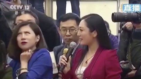 Đại nhà báo Trung Quốc ‘hứng đá’ vì khinh thường đồng nghiệp - Ảnh 1. Đại nhà báo Trung Quốc ‘hứng đá’ vì khinh thường đồng nghiệp - Ảnh 1.