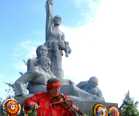 Cựu binh Mỹ và cây vĩ cầm gắn bó với phụ nữ nghèo Quảng Ngãi - Ảnh 1. Cựu binh Mỹ và cây vĩ cầm gắn bó với phụ nữ nghèo Quảng Ngãi - Ảnh 1.
