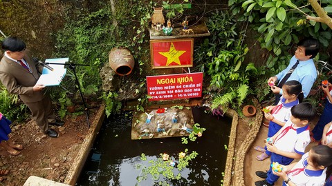 Học sinh tiểu học thả đèn hoa tưởng nhớ 64 liệt sĩ Gạc Ma - Ảnh 1. Học sinh tiểu học thả đèn hoa tưởng nhớ 64 liệt sĩ Gạc Ma - Ảnh 1.