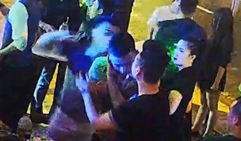 Khởi tố vụ đánh phóng viên tác nghiệp ở quán bar Đà Nẵng - Ảnh 1. Khởi tố vụ đánh phóng viên tác nghiệp ở quán bar Đà Nẵng - Ảnh 1.