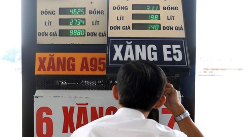 Người mua xăng A95 đang bù giá cho xăng E5 - Ảnh 1. Người mua xăng A95 đang bù giá cho xăng E5 - Ảnh 1.