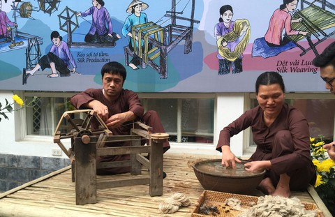 Ngắm thời trang Việt - Ý và xem triển lãm ươm tơ dệt lụa - Ảnh 2. Ngắm thời trang Việt - Ý và xem triển lãm ươm tơ dệt lụa - Ảnh 2.