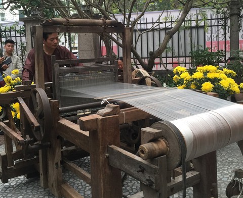 Ngắm thời trang Việt - Ý và xem triển lãm ươm tơ dệt lụa - Ảnh 7. Ngắm thời trang Việt - Ý và xem triển lãm ươm tơ dệt lụa - Ảnh 7.