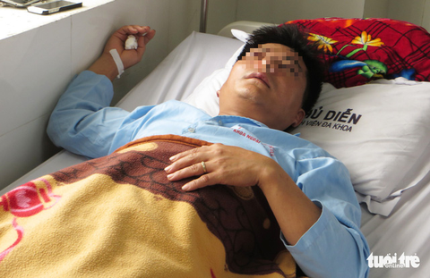 Em bị phạt, anh vào trường đánh thầy giáo gãy xương mũi - Ảnh 1. Em bị phạt, anh vào trường đánh thầy giáo gãy xương mũi - Ảnh 1.