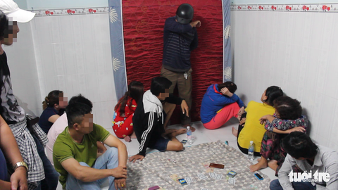Phá sòng bạc các quý bà miền Tây, thu giữ hàng trăm triệu - Ảnh 1. Phá sòng bạc các quý bà miền Tây, thu giữ hàng trăm triệu - Ảnh 1.
