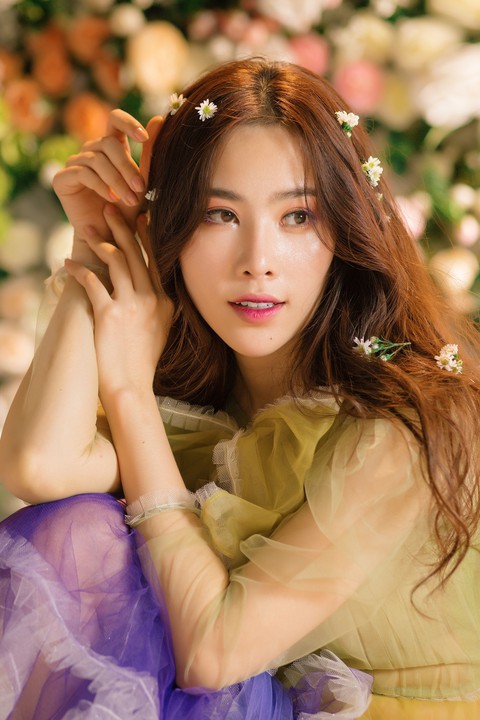 Hoa khôi Nam Em tung MV ngôn tình Cùng anh đi xa - Ảnh 4. Hoa khôi Nam Em tung MV ngôn tình Cùng anh đi xa - Ảnh 4.