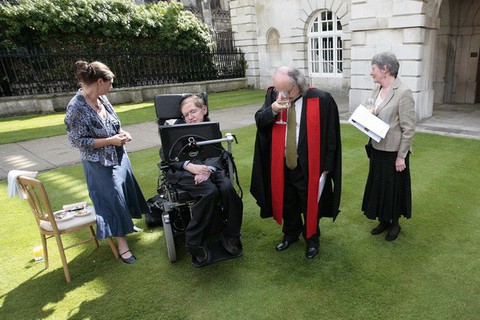 Stephen Hawking, người khiêu vũ với... xe lăn - Ảnh 4. Stephen Hawking, người khiêu vũ với... xe lăn - Ảnh 4.