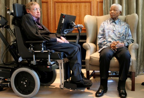 Có một Stephen Hawking thích được xem là nhà văn - Ảnh 3. Có một Stephen Hawking thích được xem là nhà văn - Ảnh 3.