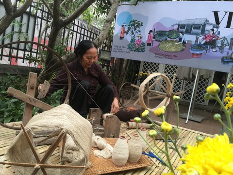 Ngắm thời trang Việt - Ý và xem triển lãm ươm tơ dệt lụa - Ảnh 9. Ngắm thời trang Việt - Ý và xem triển lãm ươm tơ dệt lụa - Ảnh 9.