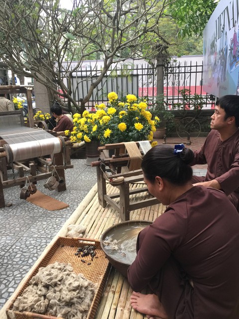Ngắm thời trang Việt - Ý và xem triển lãm ươm tơ dệt lụa - Ảnh 10. Ngắm thời trang Việt - Ý và xem triển lãm ươm tơ dệt lụa - Ảnh 10.