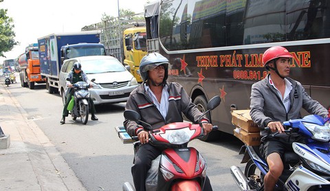 Tai nạn liên hoàn, đường nối Khu công nghiệp Bình Dương rối loạn - Ảnh 2. Tai nạn liên hoàn, đường nối Khu công nghiệp Bình Dương rối loạn - Ảnh 2.